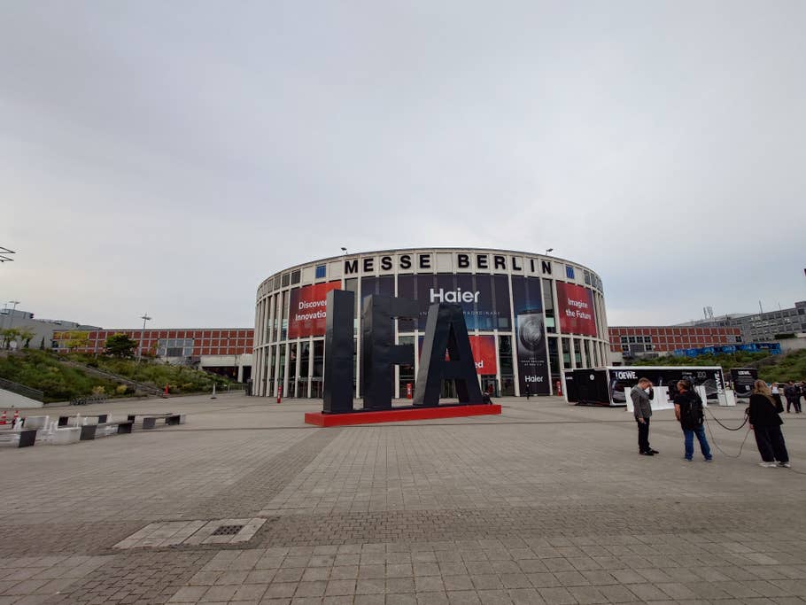 Ultra-wide-angle camera (0.7x)