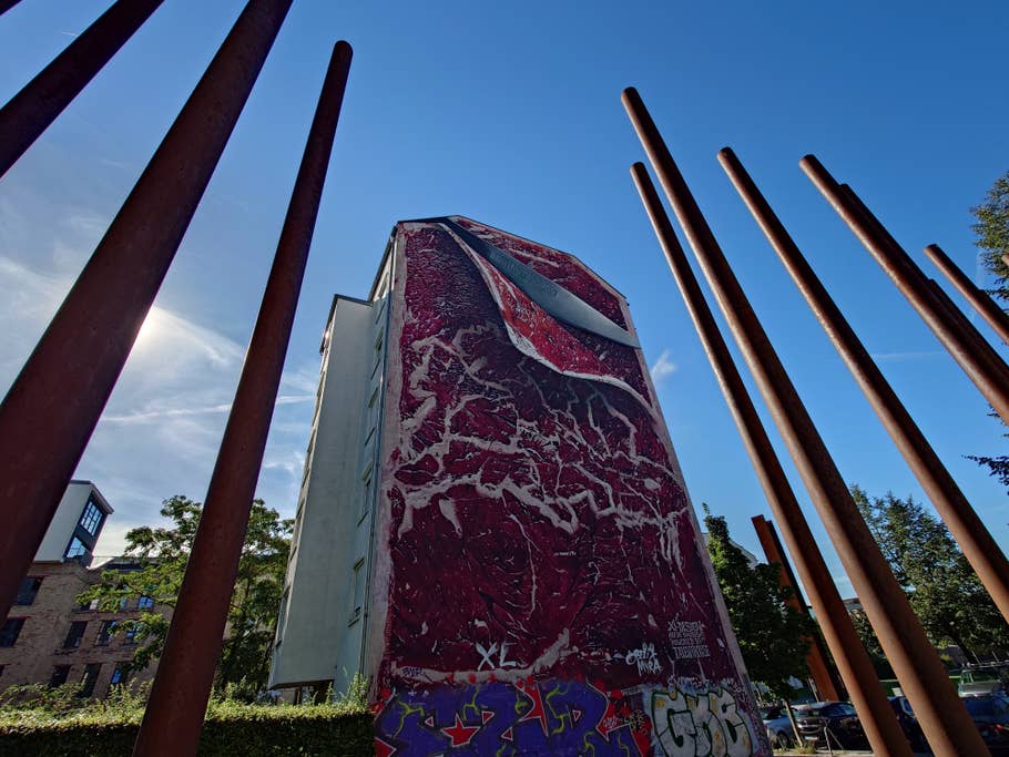 Ultra-wide-angle camera (0.7x)