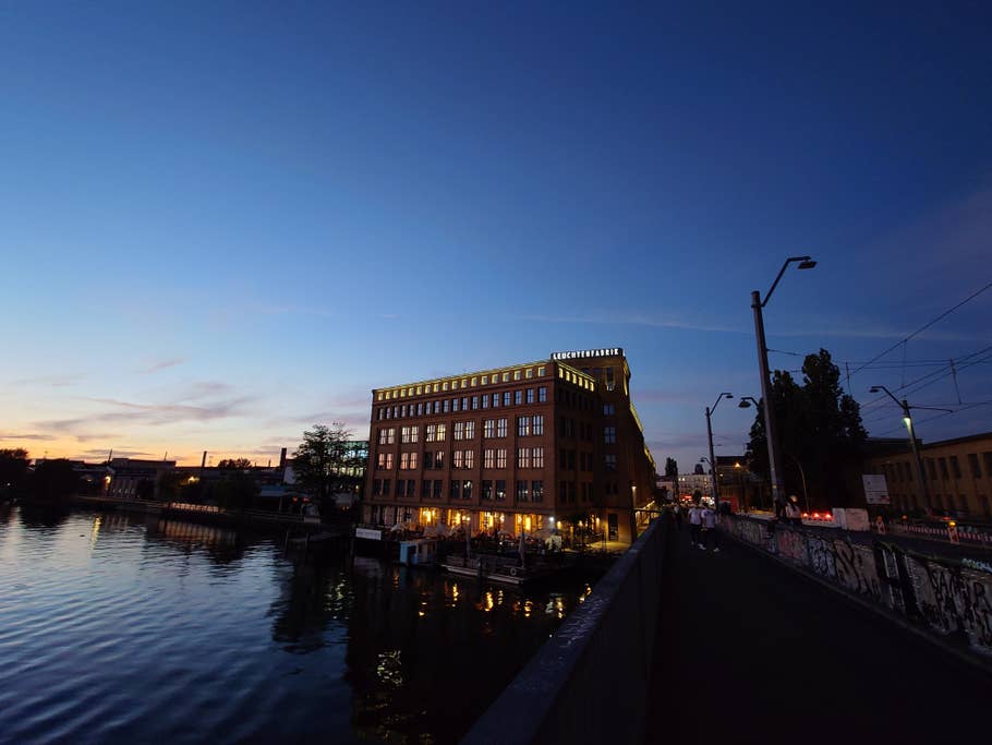 Ultra-wide-angle camera (0.7x)