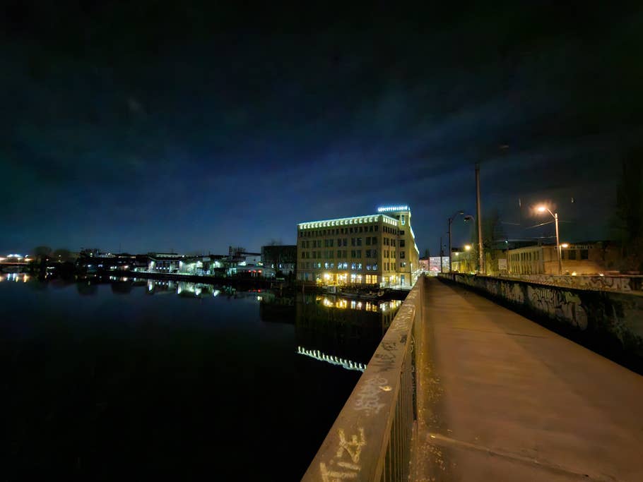 Samsung Galaxy A55: Ultra-wide-angle camera (0.5x) - Night mode on