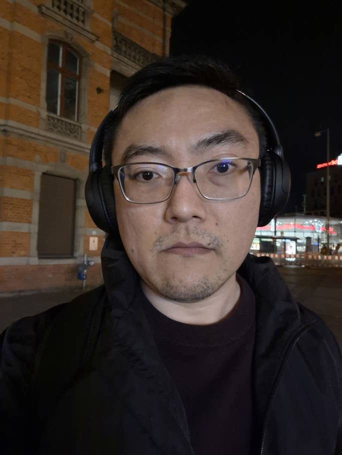 Samsung Galaxy A55:  Ultra-wide angle selfie