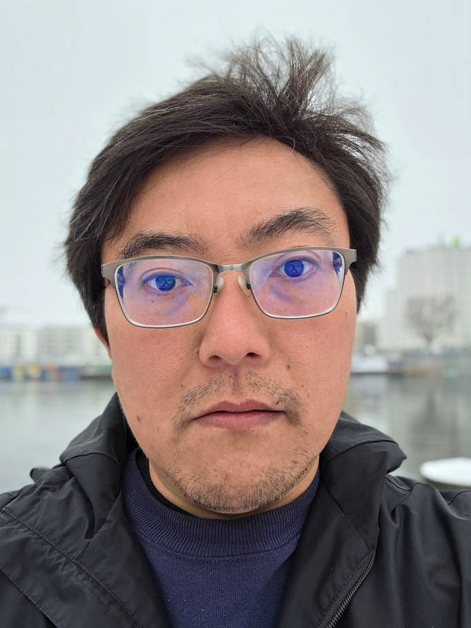 Samsung Galaxy S25 Ultra: Selfie (1x) - Portrait mode on