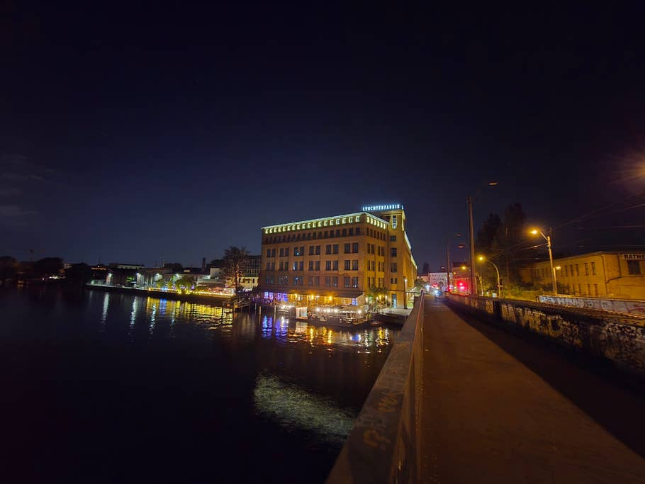 Samsung Galaxy Z fold 7: Ultra-wide-angle camera (0.6x) - Night mode on