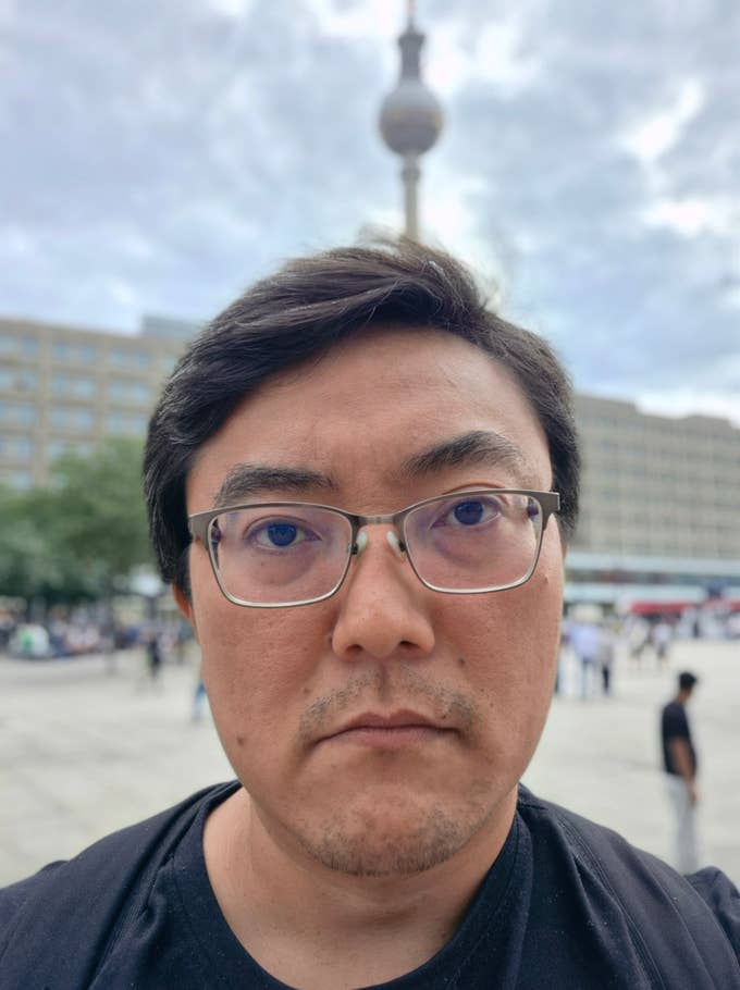 Samsung Galaxy Z Flip 7: Main-camera selfie - Portrait mode on