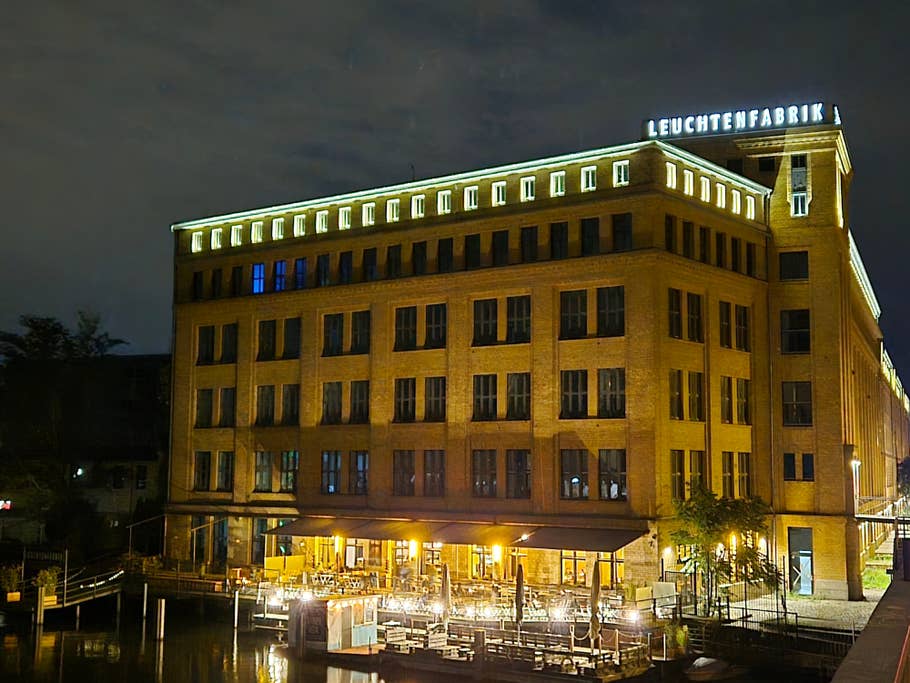 Samsung Galaxy Z Flip 7: Main camera (2x digital zoom) - Night mode on