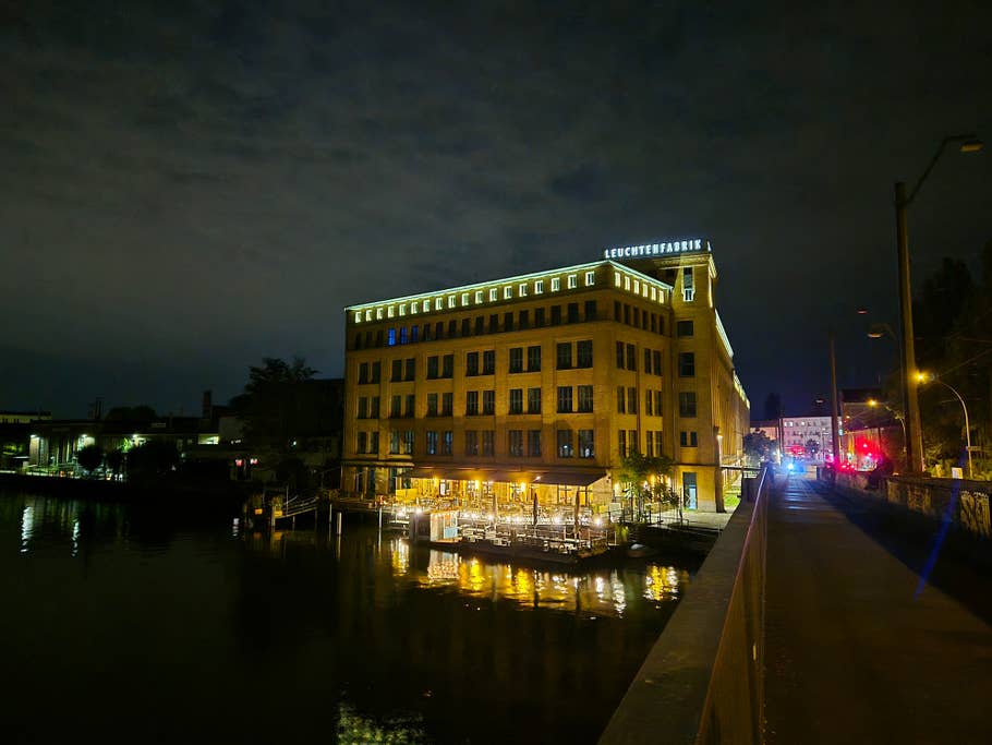 Samsung Galaxy Z Flip 7: Main camera - Night mode on