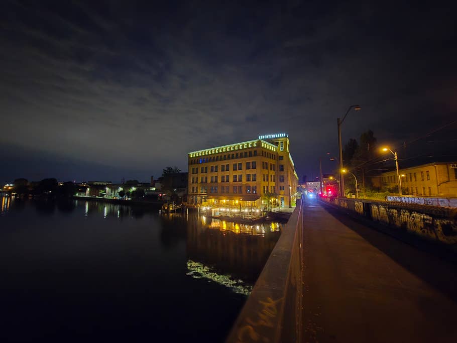 Samsung Galaxy Z Flip 7: Ultra-wide-angle camera (0.6x) - Night mode on