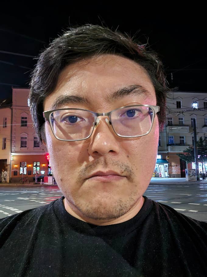 Samsung Galaxy Z Flip 7: Selfie - Night mode on