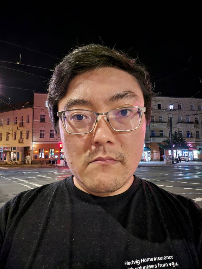 Samsung Galaxy Z Flip 7: Ultra-wide angle selfie - Night mode on