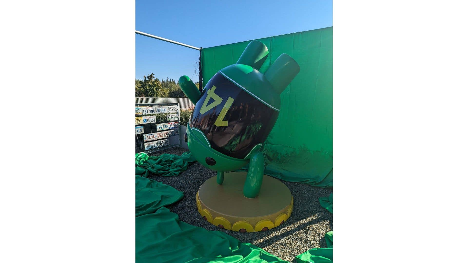 Android 14 Upside down cake statue