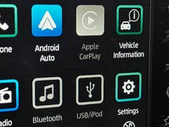 Display showing options including Android Auto, Apple CarPlay, and vehicle information.