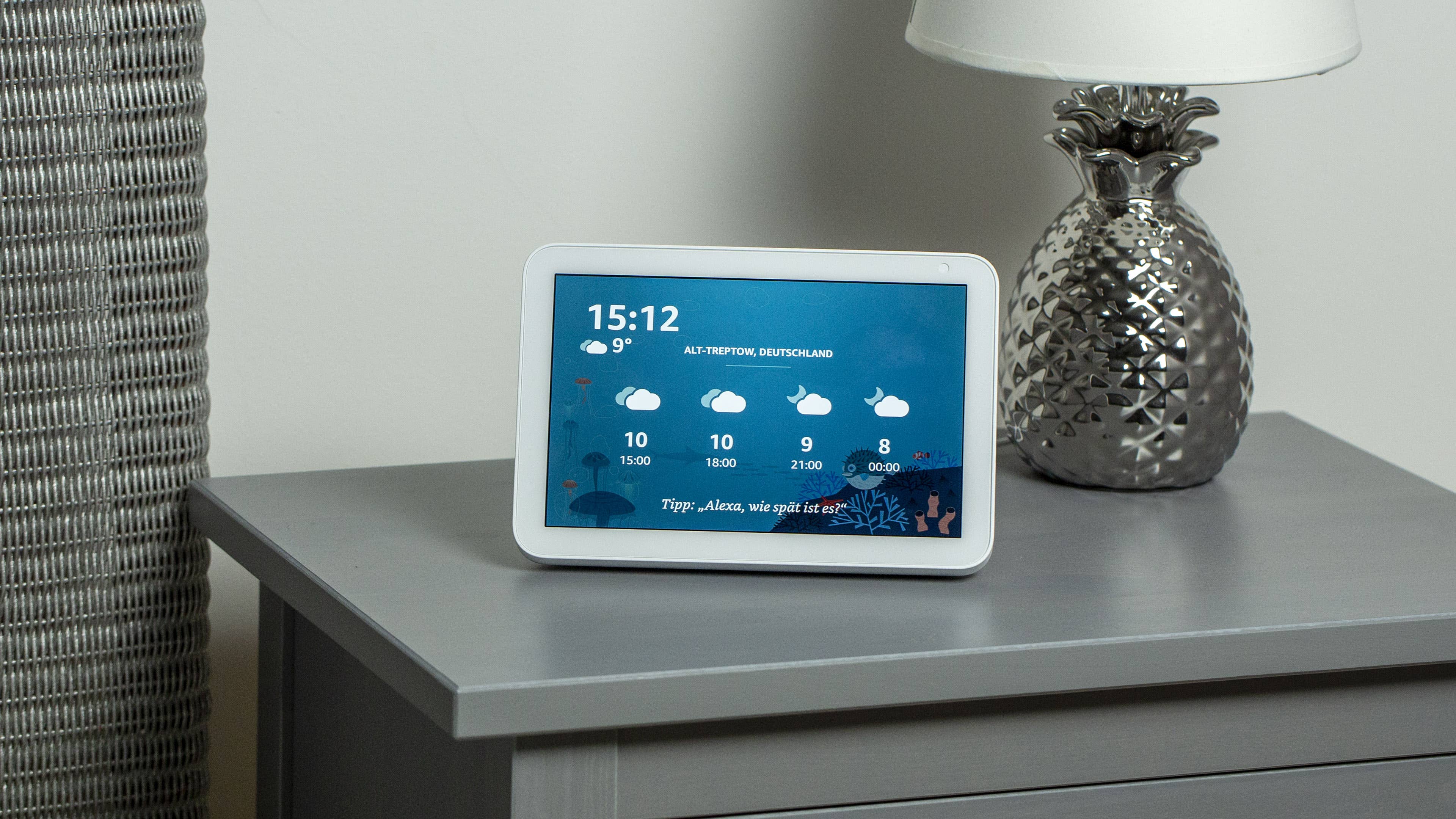 Der Amazon Echo Show 8 auf einem Tisch. Der Amazon Echo Show 8 auf einem Tisch.