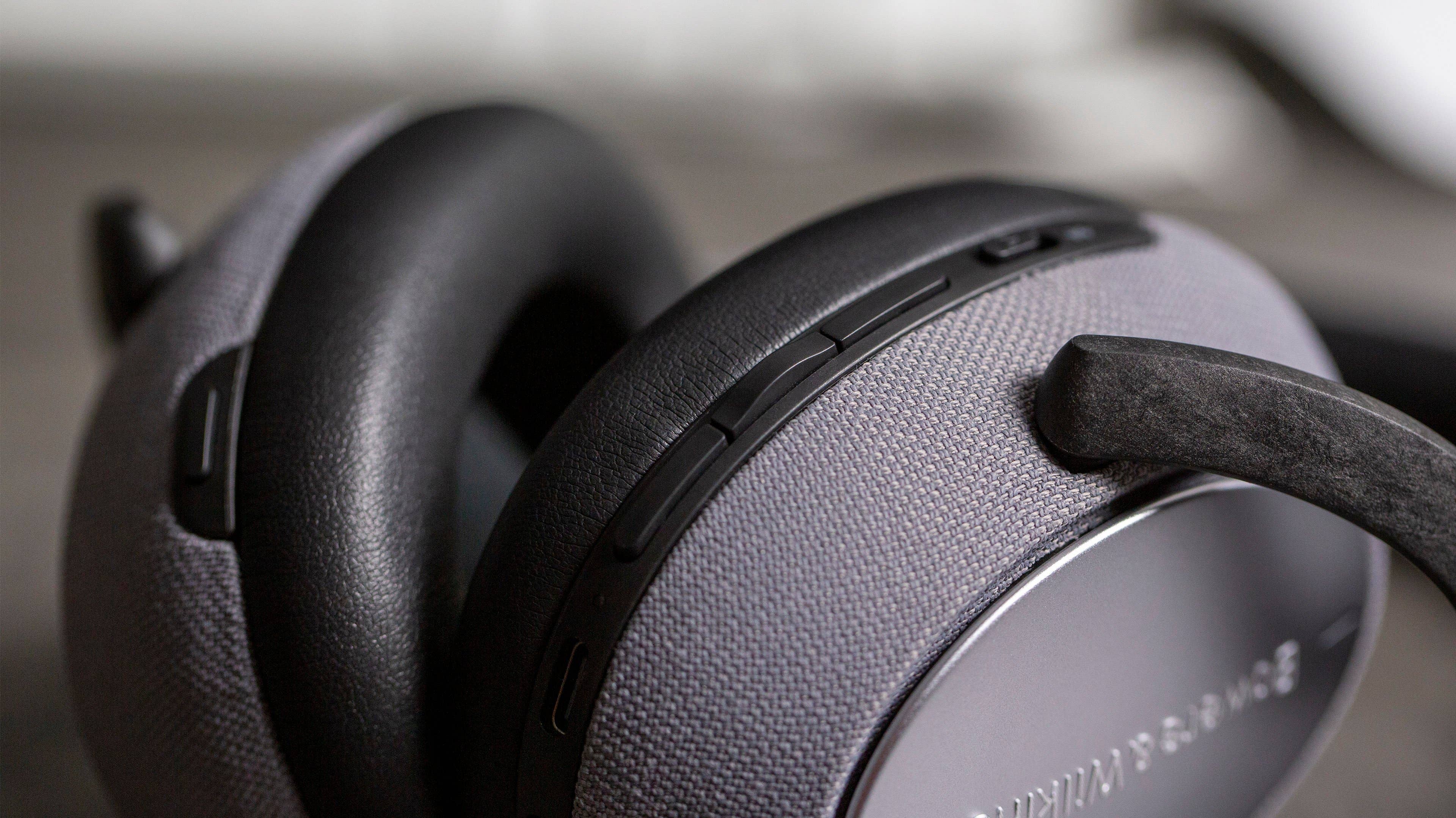 AndroidPIT Bowers and Wilkins PX7 Buttons 1