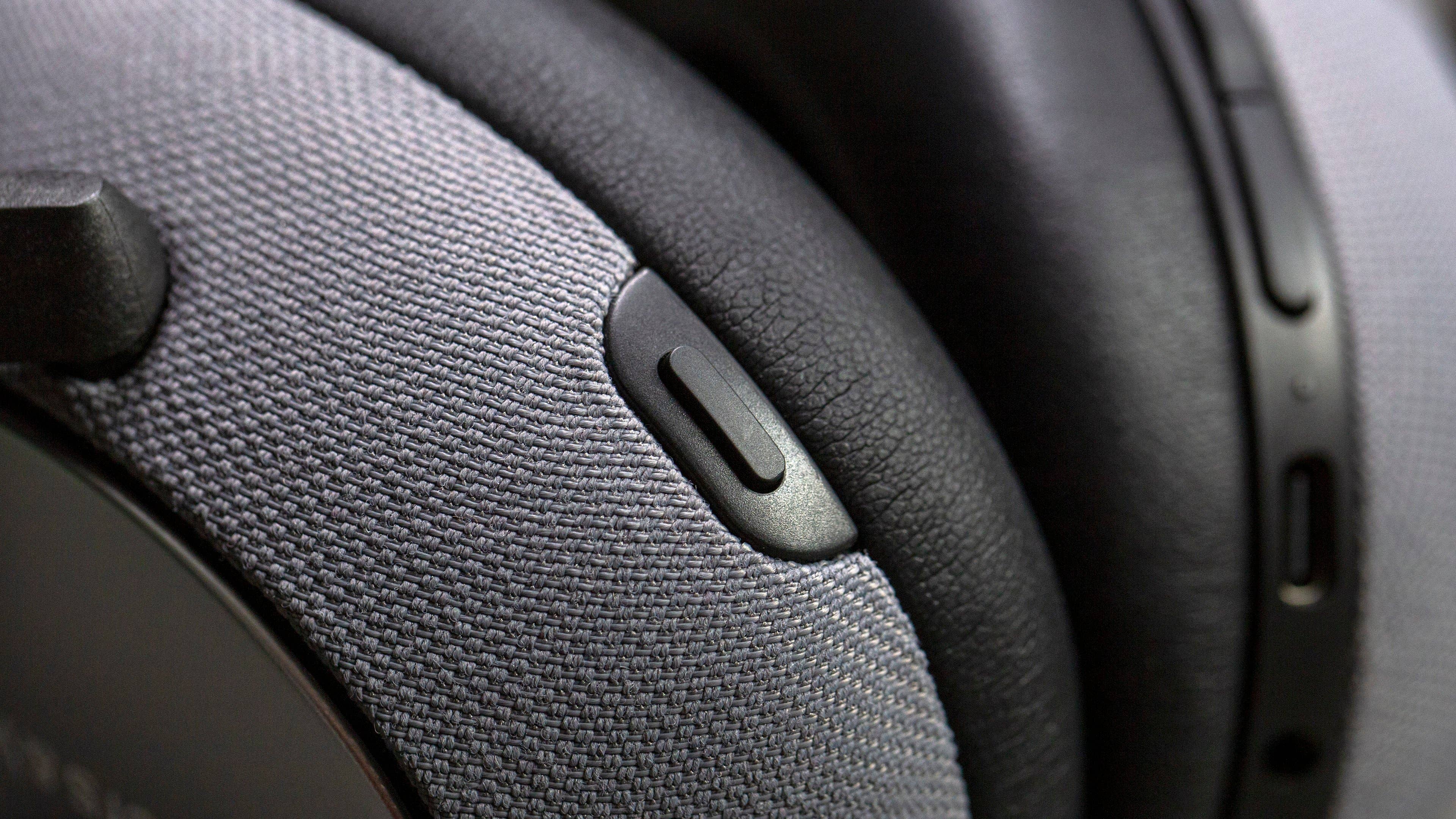 AndroidPIT Bowers and Wilkins PX7 Buttons 2