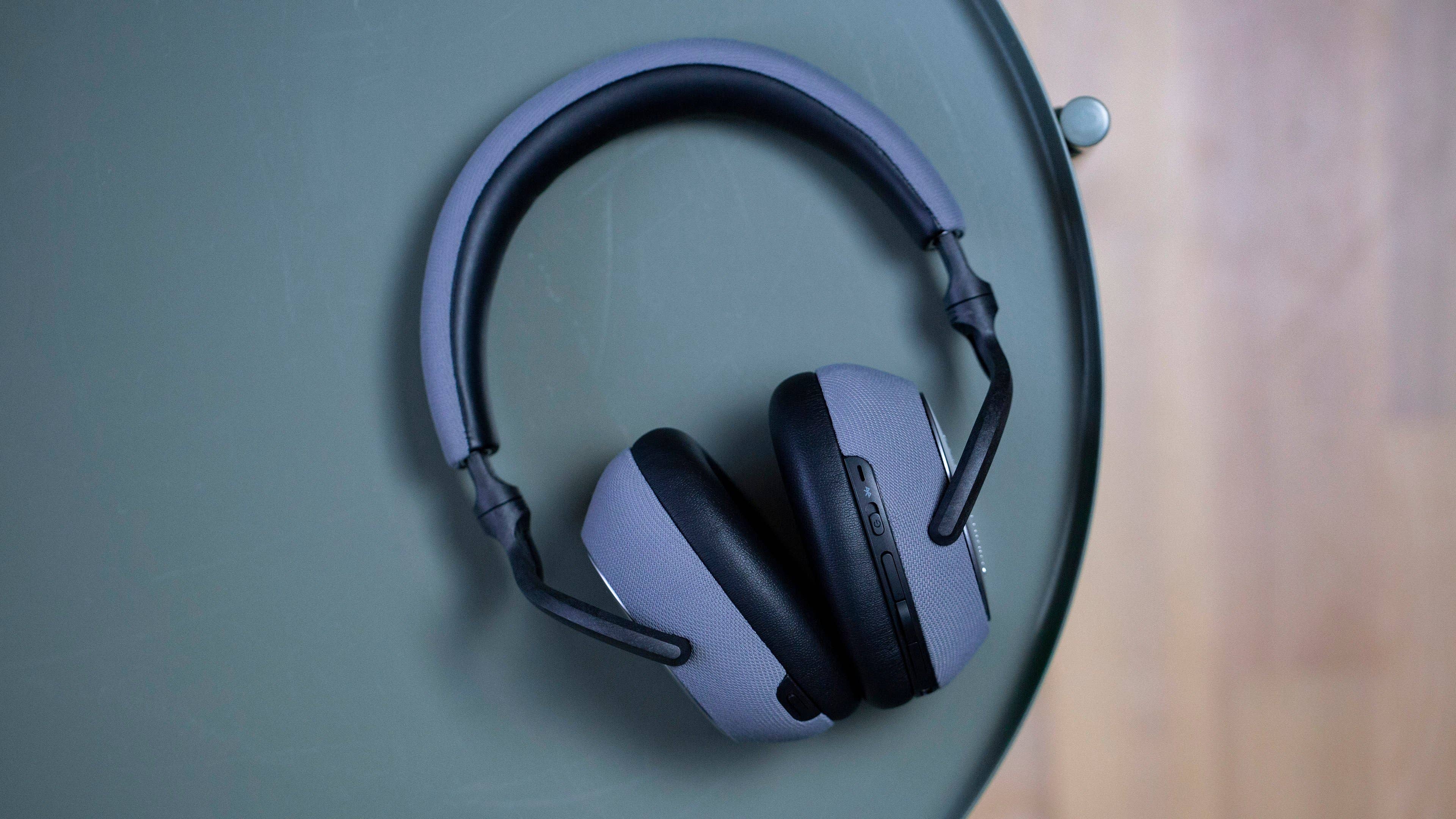 AndroidPIT Bowers and Wilkins PX7 Table