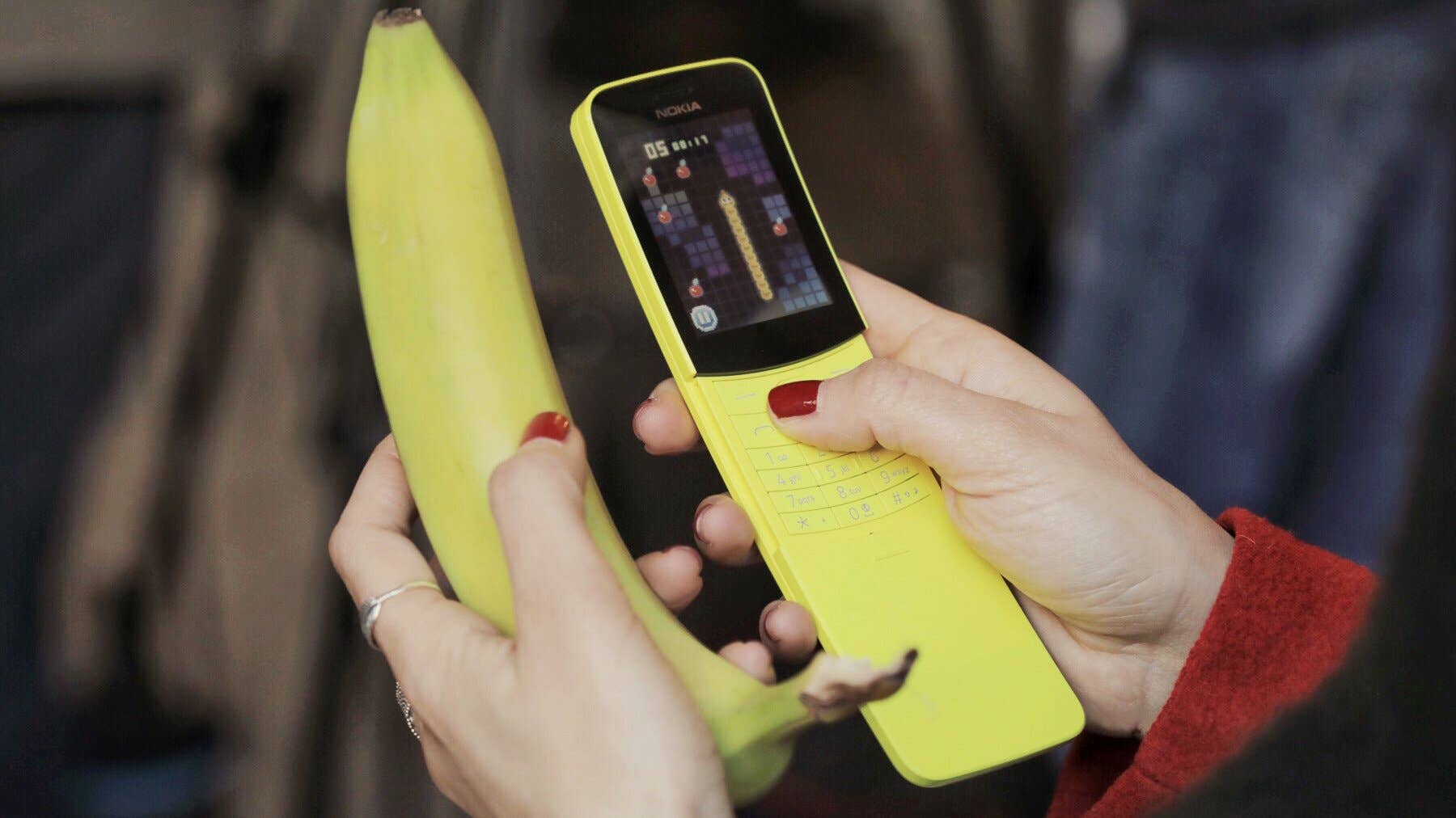 With Nokia 8810, the well known brand wanted to go back to the basic phones root in 2018 Nokia 8810 being compared with a banana