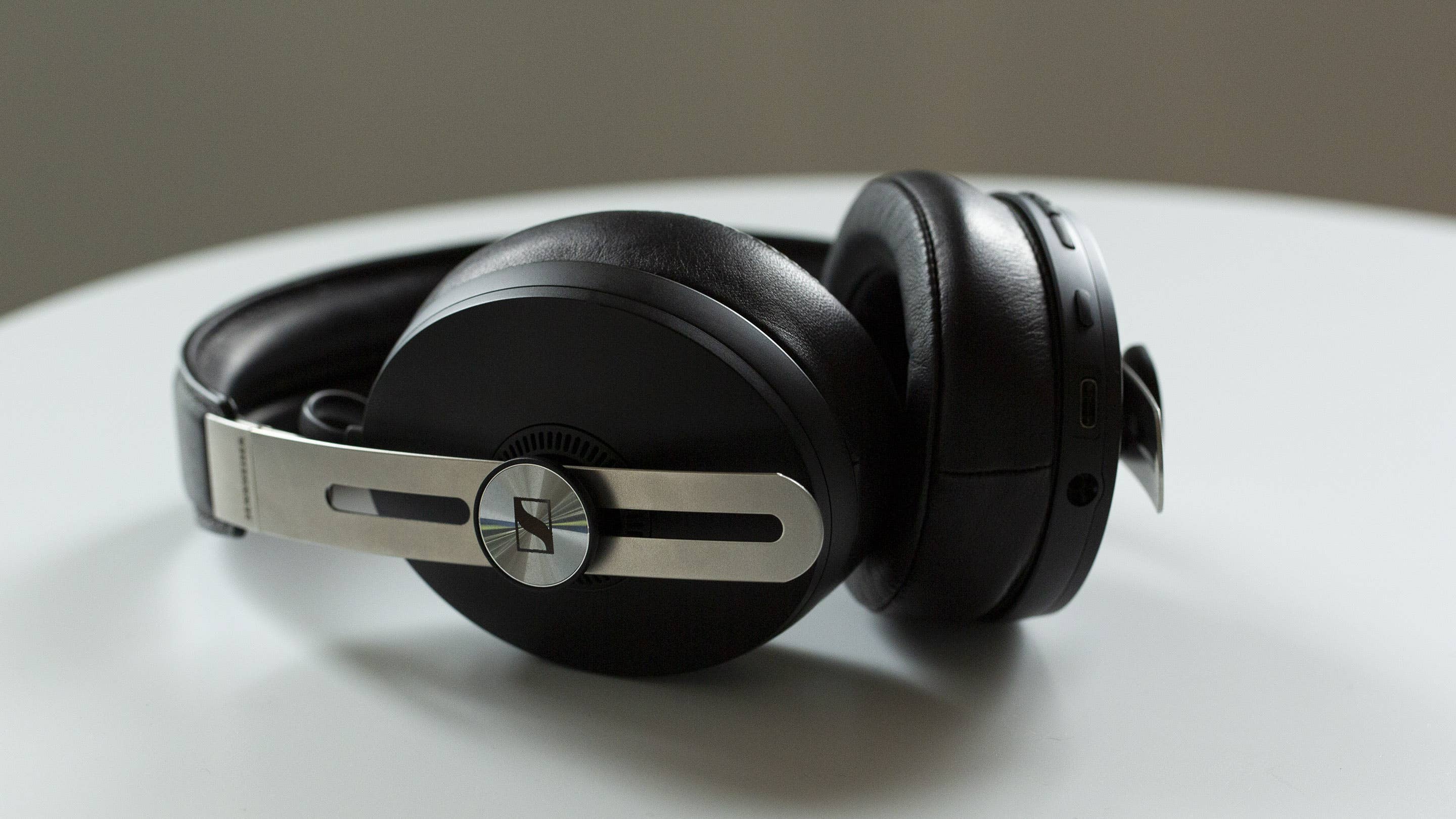 AndroidPIT Sennheiser Momentum Wireless Close Up 2