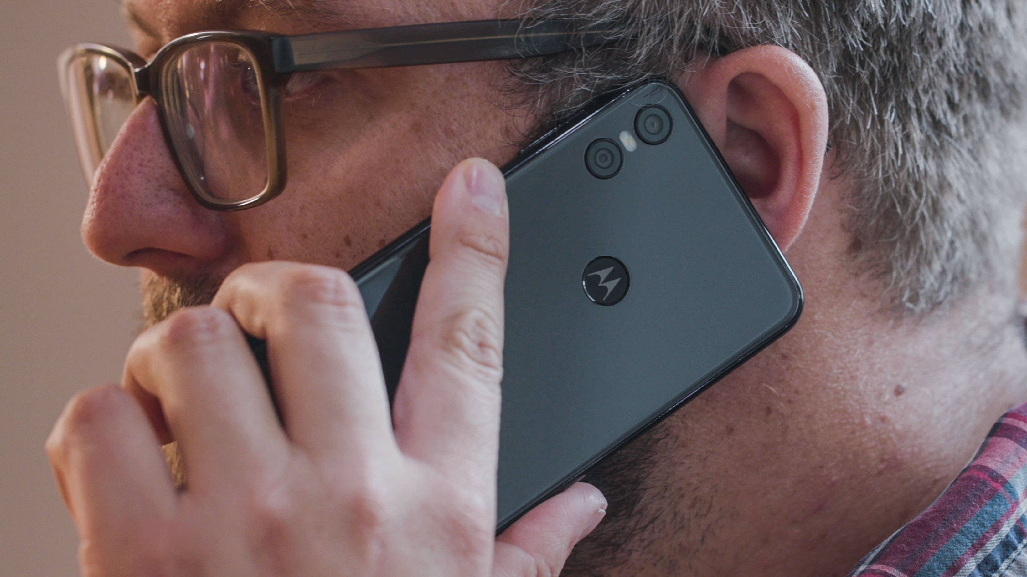 AndroidPIT motorola one ear