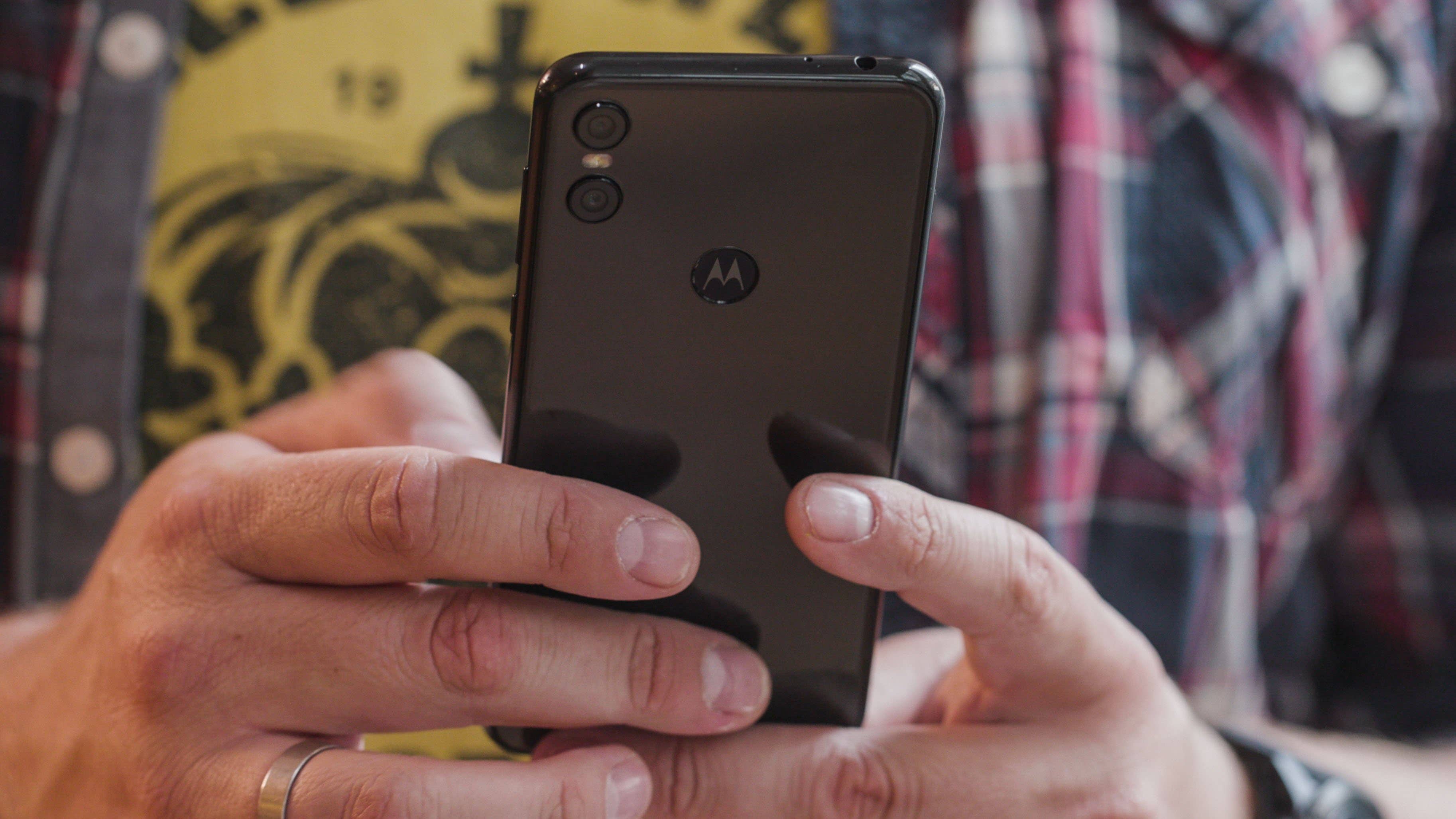 AndroidPIT motorola one hands