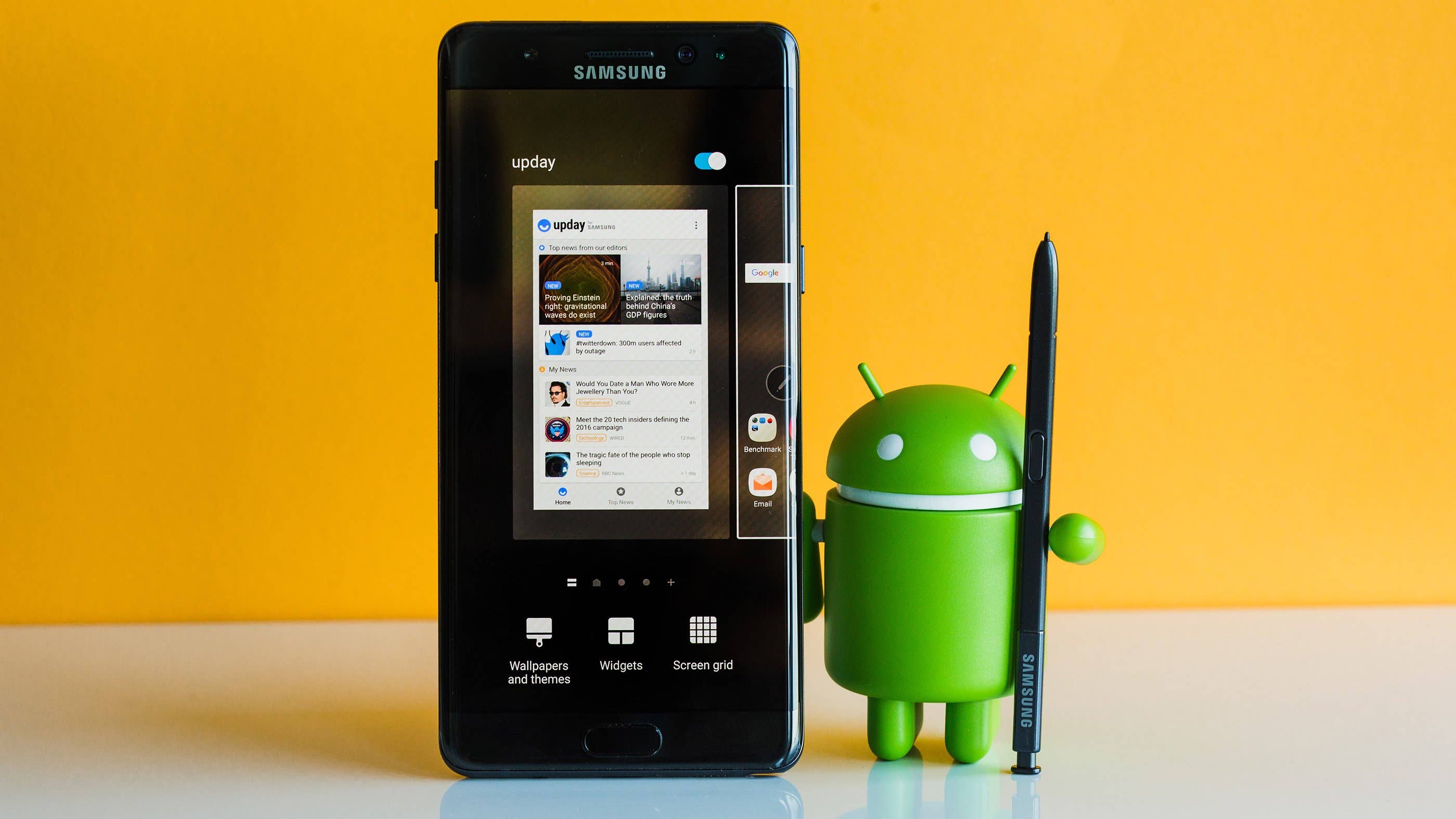 Samsung Galaxy Note 7 next to the Android mascot Samsung Galaxy Note 7 next to the Android mascot