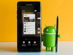 Samsung Galaxy Note 7 next to the Android mascot
