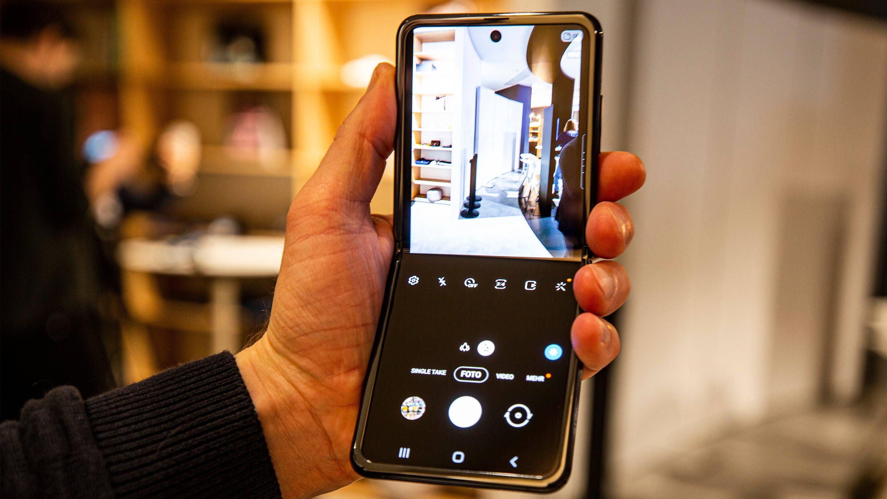 AndroidPIT samsung galaxy z flip curve cr2a