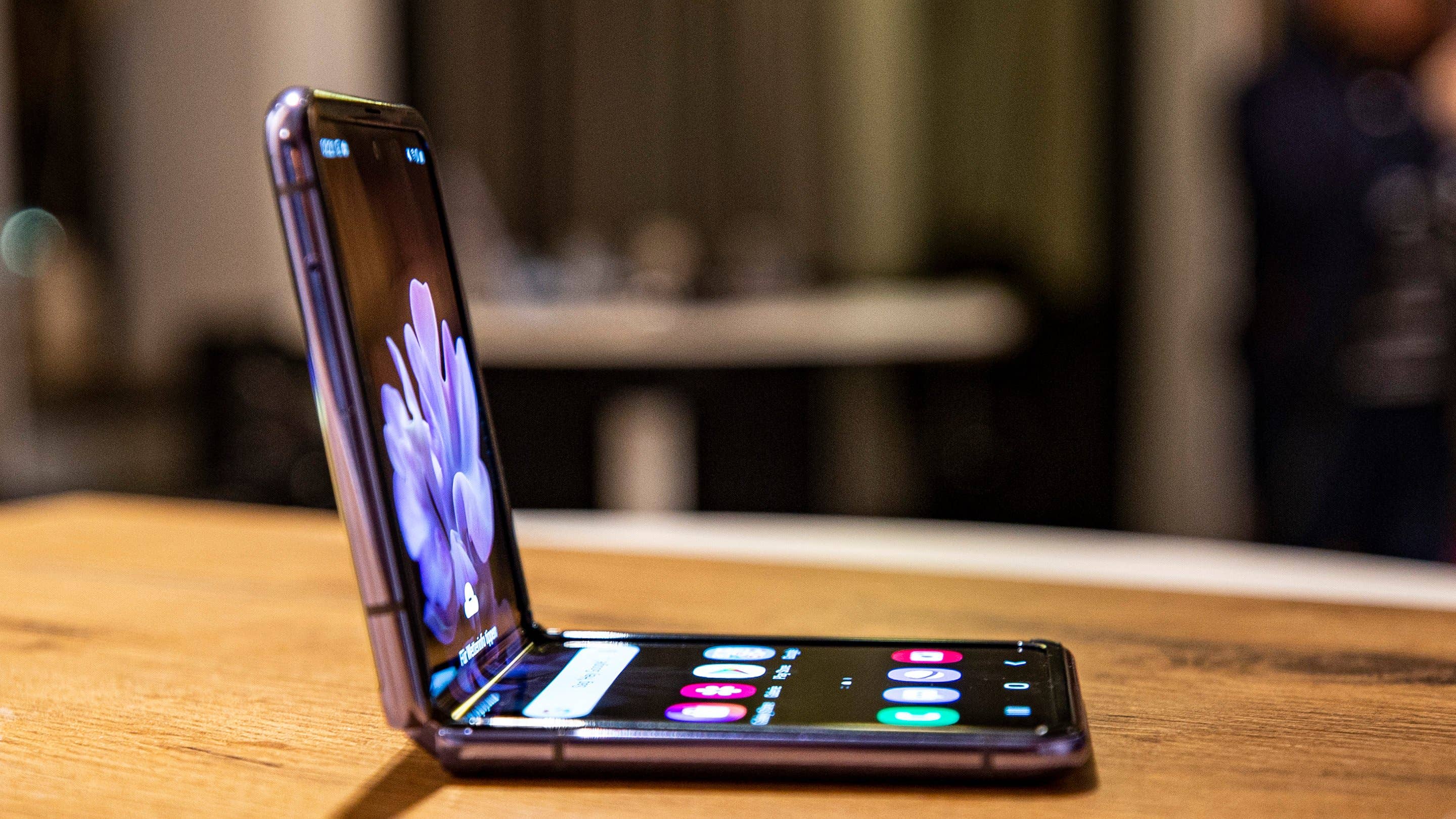 AndroidPIT samsung galaxy z flip side cr2a