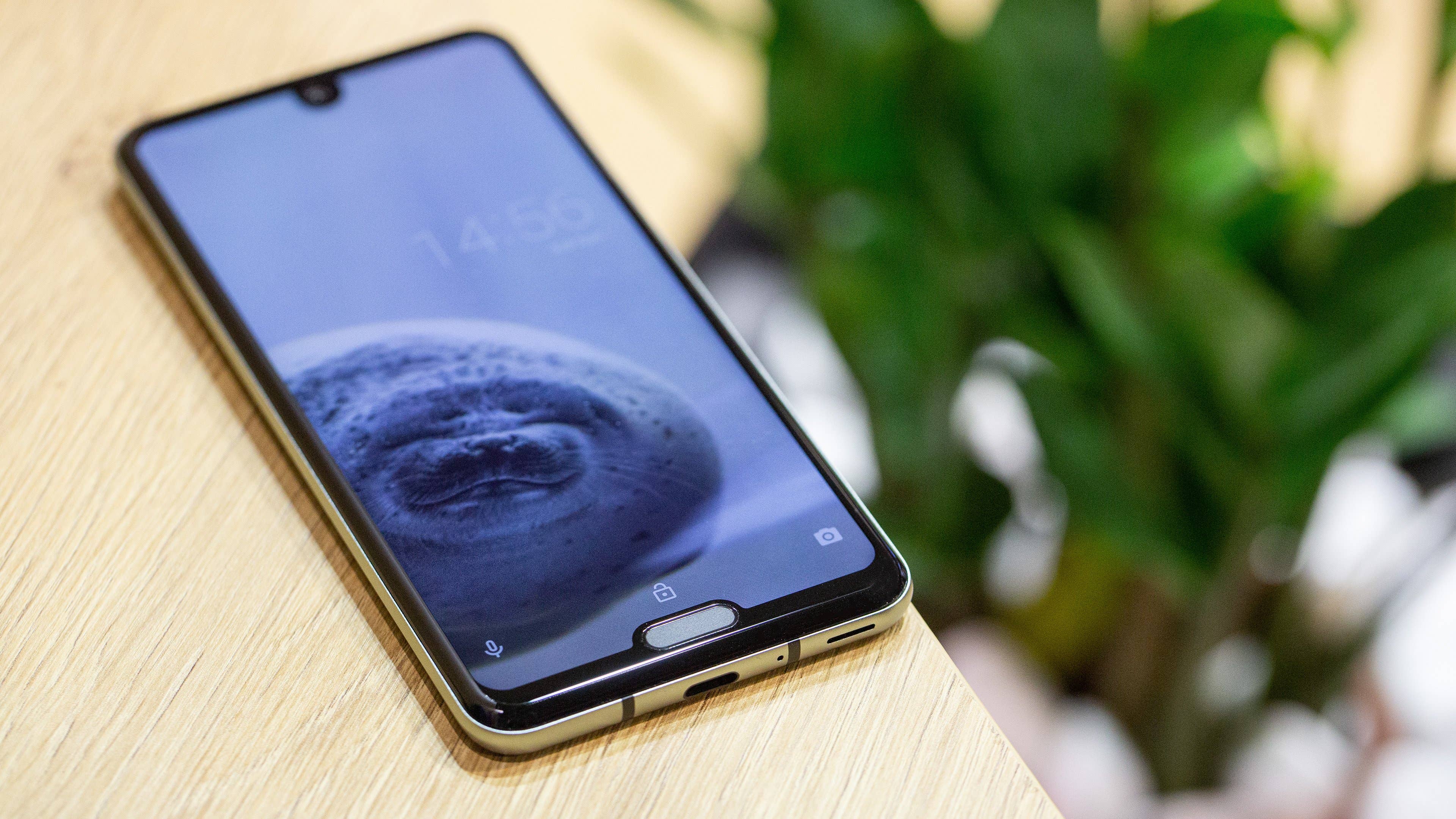 Sharp Aquos R3 hands-on review: a closer look at the double notch