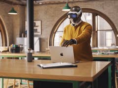 Apple Vision Pro using Mac Virtual Display for Macbook