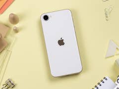 Apple iPhone SE 3 (2022) with a bigger camera lens