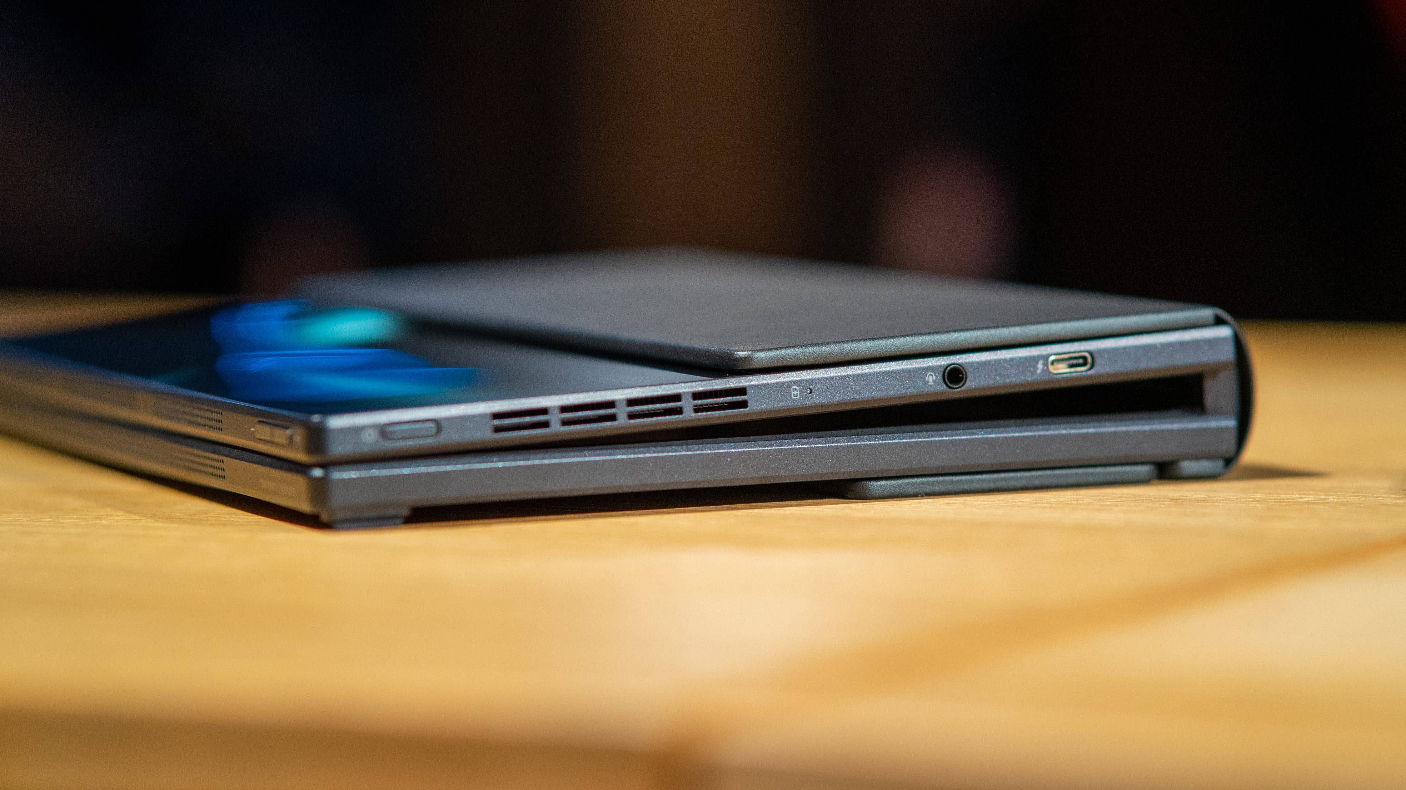 Das zugeklappte Zenbook 17 Fold OLED.