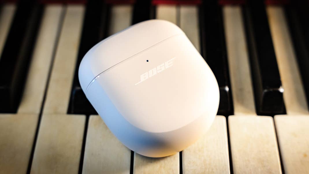 Die Bose QuietComfort Earbuds 2 auf einem Klavier. Die Bose QuietComfort Earbuds 2 auf einem Klavier.