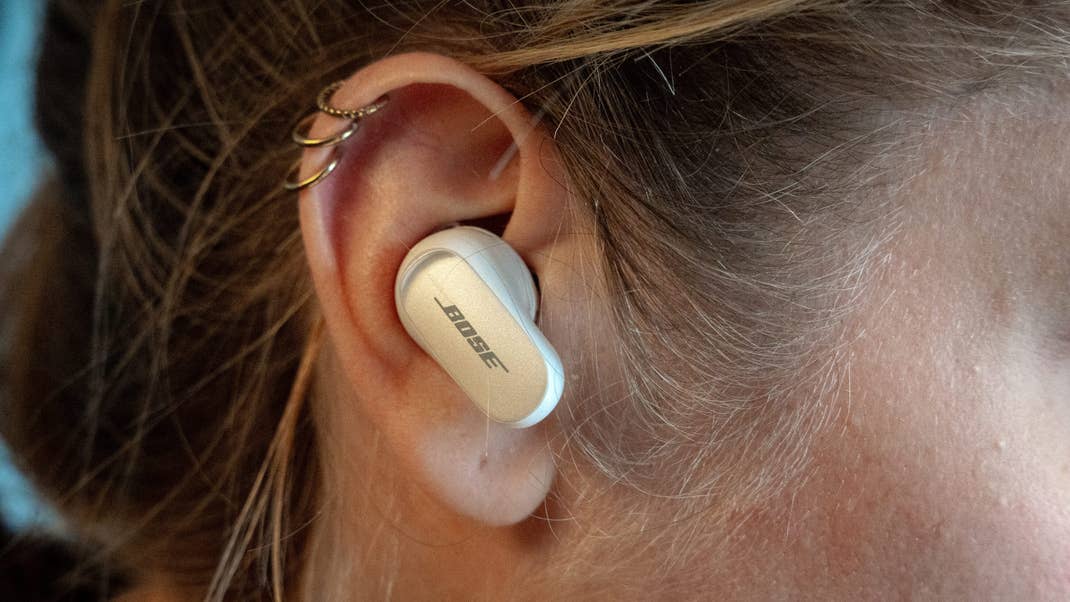 Bose QuietComfort Earbuds 2 im Ohr. Bose QuietComfort Earbuds 2 im Ohr.