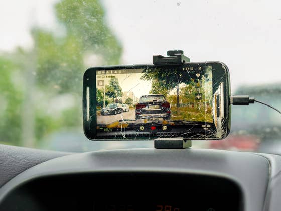 Use your old smartphone as a dash cam &ndash; legally and safely
