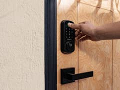 Desloc B200 smart lock with AI fingerprint scanner