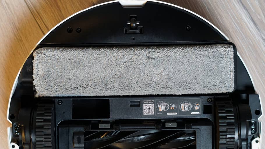 Top view of a Dreame Aqua10 Ultra Track robot vacuum cleaner with an attached cleaning cloth.