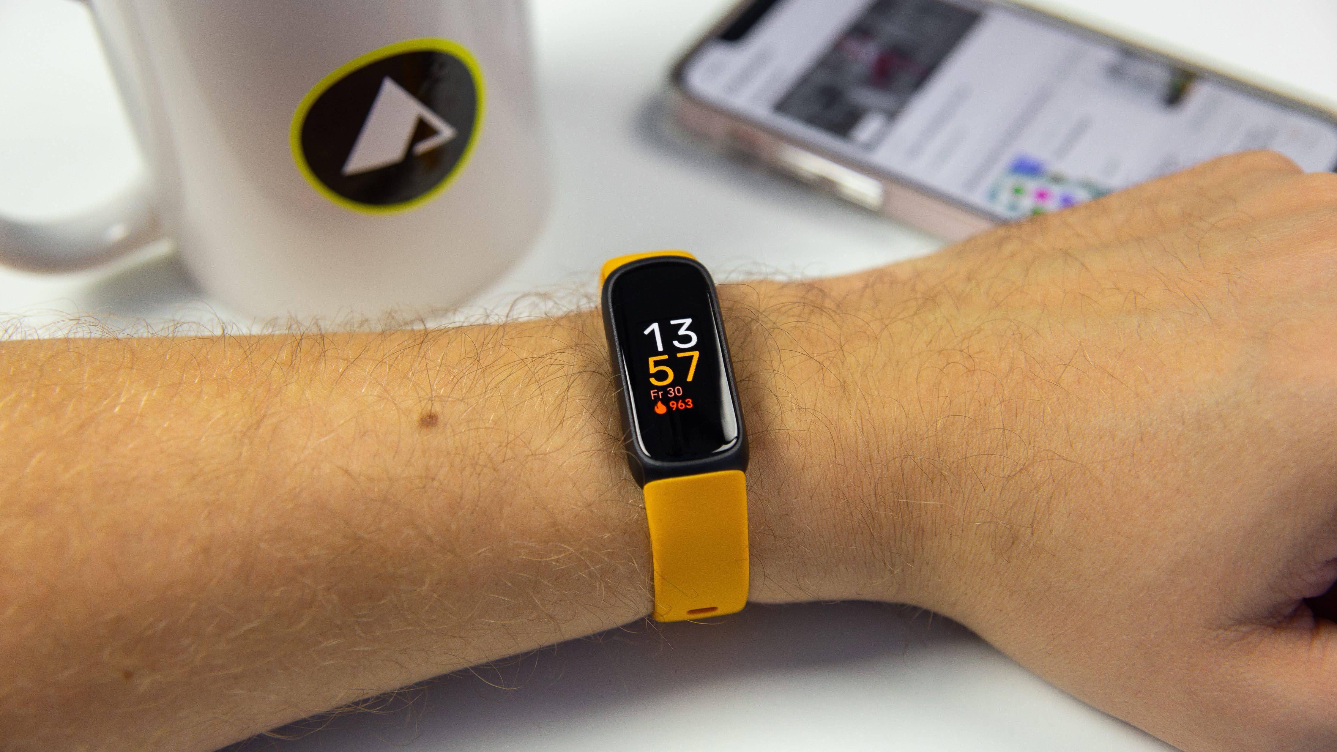 Fitbit Inspire 3 am Handgelenke.