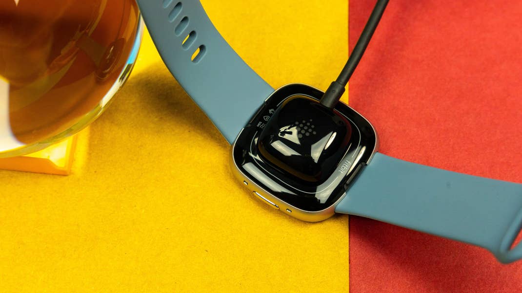 Fitbit Versa 4 Ladeanschluss.