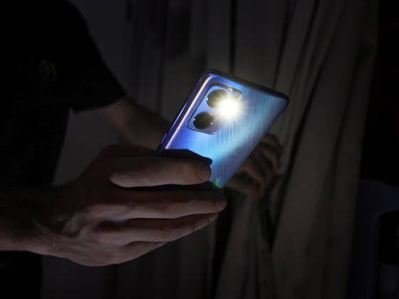 Android Secrets: Double tap flashlight: Here’s how on each Android phone