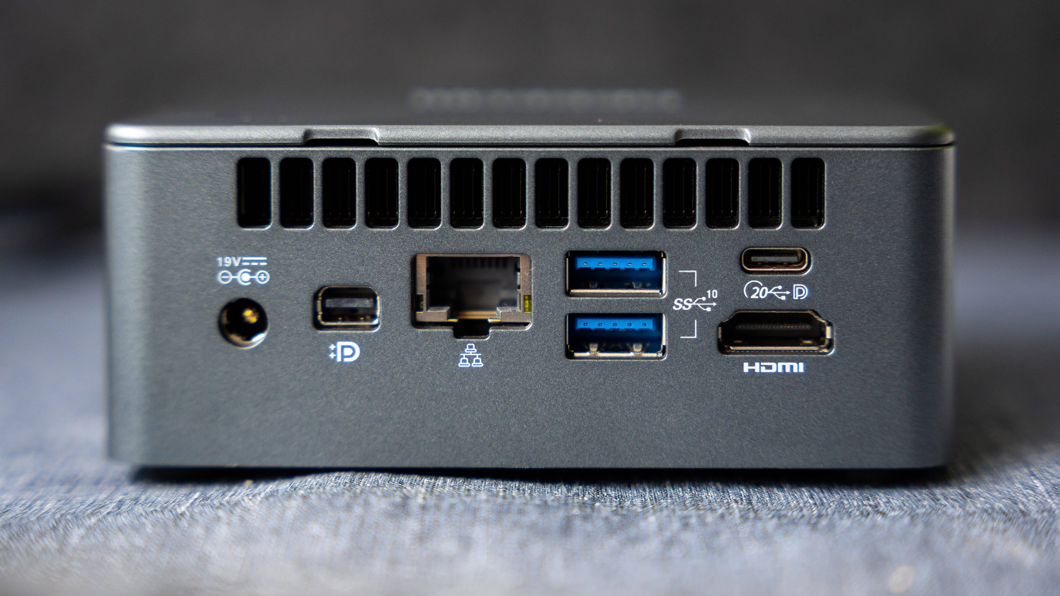 Port selection on the back of the Geekom Mini IT 11 Port selection on the back of the Geekom Mini IT 11