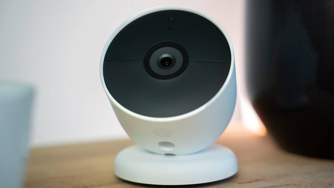 Die Google Nest Cam ist dezent, aber nur in einer Farbe erhätlich. Google Nest Cam Nahaufnahme
