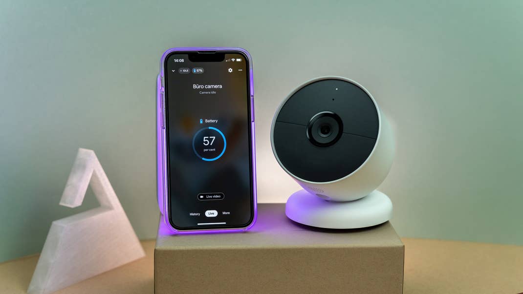 Die Google-Home-App funktioniert sowohl unter iOS als auch unter Android. Google Nest Cam mit einem Smartphone.