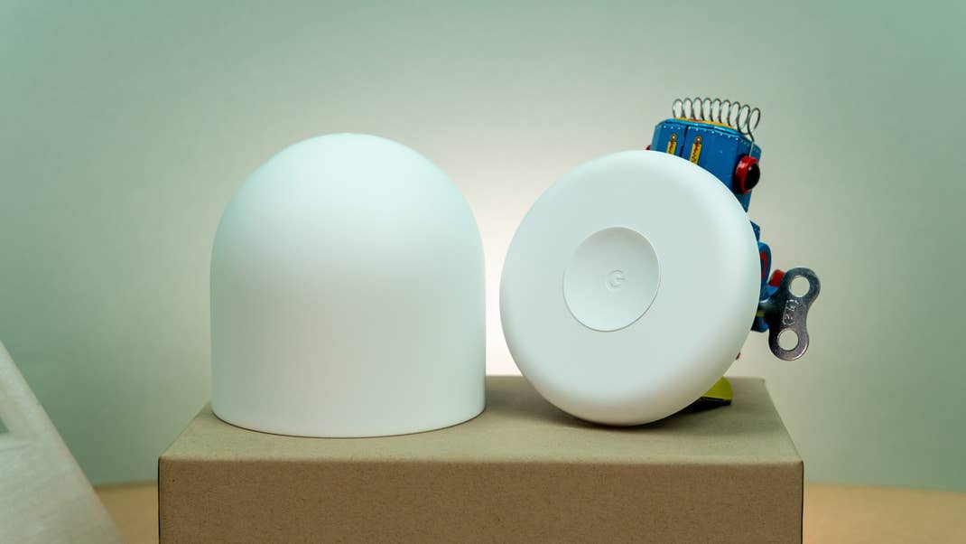 Die Halterung funktioniert magnetisch und ist dadurch leicht justierbar. Google Nest Cam Basis