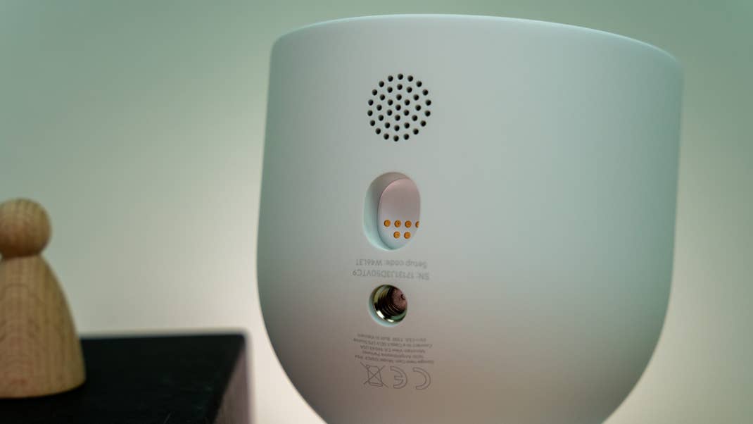 Zum Aufladen benötigt Ihr ein spezielles Kabel – im Lieferumfang ist nur eines entehalten. Ladeanschluss Google Nest Cam.