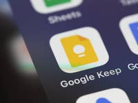 Google Keep icon mobile app on the screen smartphone iPhone.