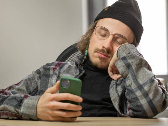 Are you suffering from headline anxiety? Here is how to stop doomscrolling!