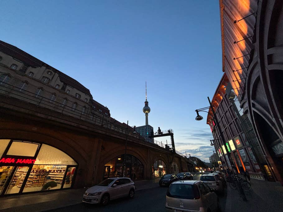 Ultra-wide-angle camera (0.5x)