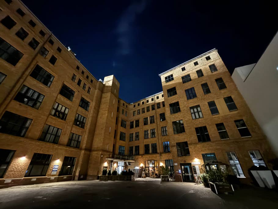 Ultra-wide-angle camera (0.5x) - Night mode on