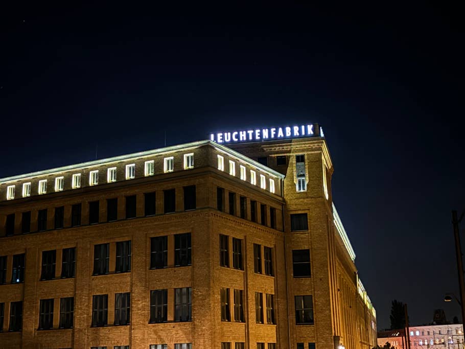 Main camera (2x zoom) - Night mode on