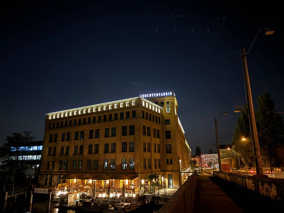 Ultra-wide-angle camera (0.5x) - Night mode on